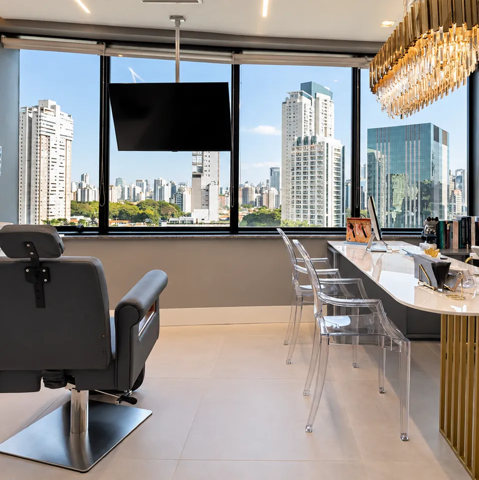 Sala de atendimento com poltrona e vista da cidade