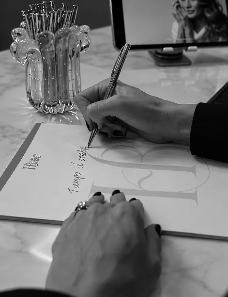 Mãos desenhando em um caderno