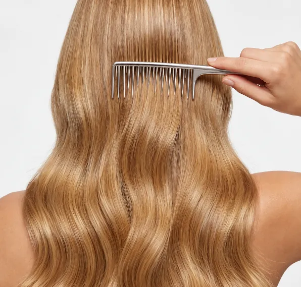 Pente passando em cabelo loiro