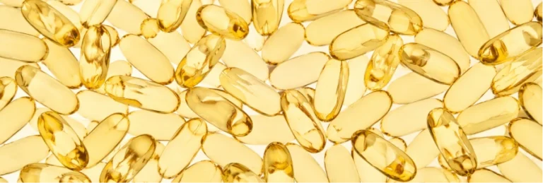 Frutas cítricas e cápsulas de suplemento — vitaminas e queda de cabelo