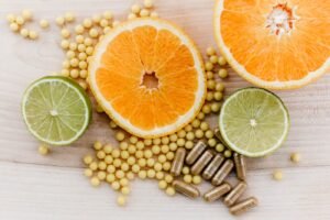 Frutas cítricas e cápsulas de suplemento — vitaminas e queda de cabelo